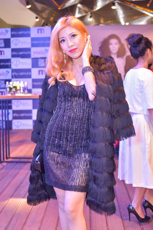 Phương Trinh, Chi Pu diện váy xuyên thấu trên thảm đỏ - 8