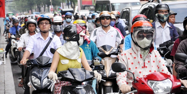 Cổ thụ bật gốc giữa Sài Gòn, giao thông “tê liệt” - 10