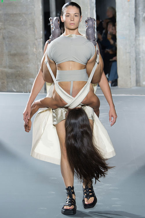 Sốc với show người mẫu "vác" người mẫu tại Paris - 5