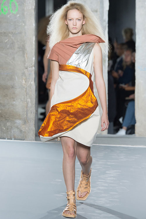 Sốc với show người mẫu "vác" người mẫu tại Paris - 2