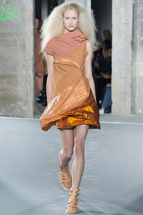 Sốc với show người mẫu "vác" người mẫu tại Paris - 3