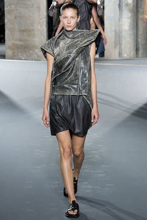 Sốc với show người mẫu "vác" người mẫu tại Paris - 5