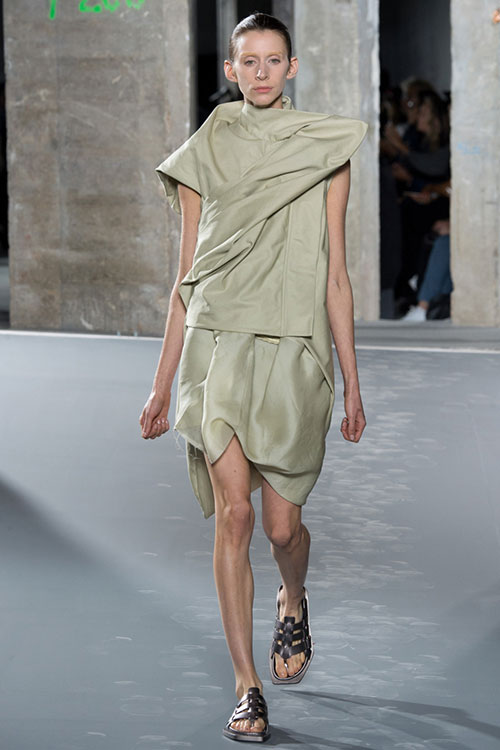 Sốc với show người mẫu "vác" người mẫu tại Paris - 6