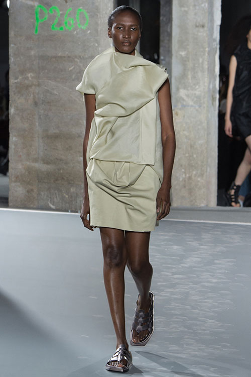 Sốc với show người mẫu "vác" người mẫu tại Paris - 7