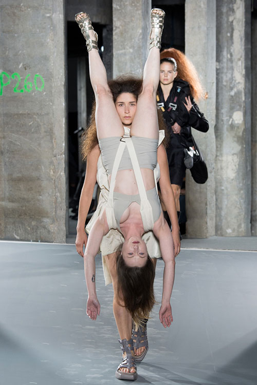 Sốc với show người mẫu "vác" người mẫu tại Paris - 9