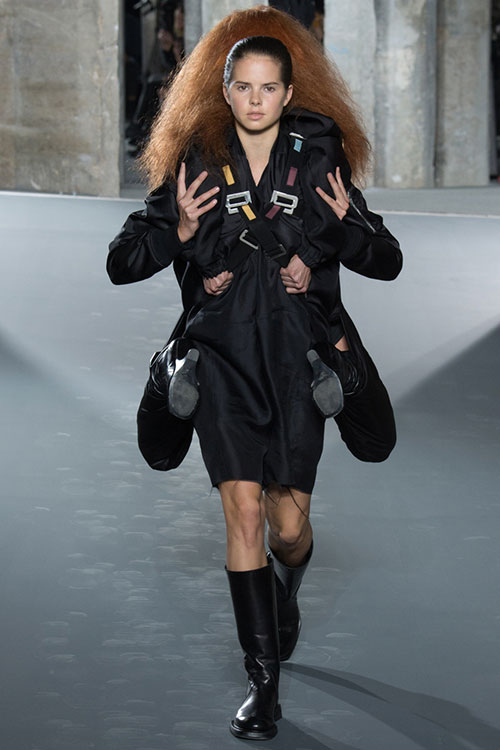 Sốc với show người mẫu "vác" người mẫu tại Paris - 10