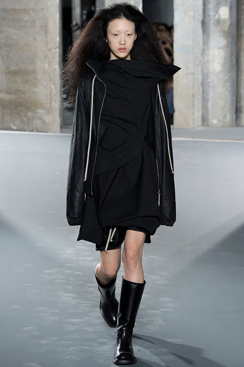 Sốc với show người mẫu "vác" người mẫu tại Paris - 10