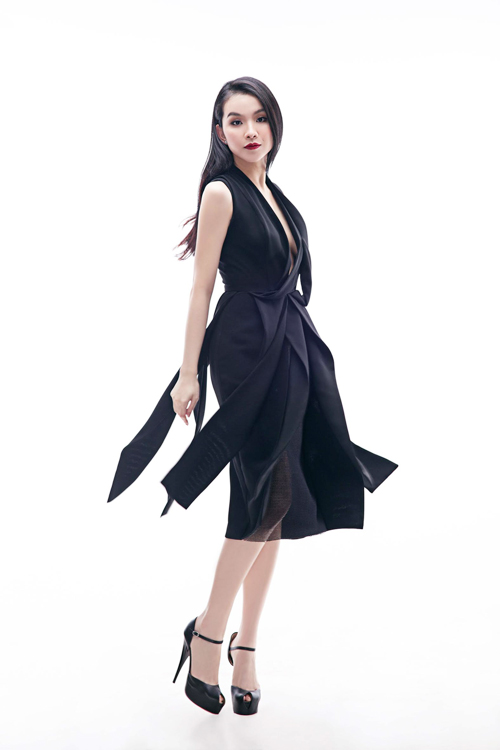 Hoa hậu Thùy Lâm lấp ló thềm ngực với váy khoét sâu - 1