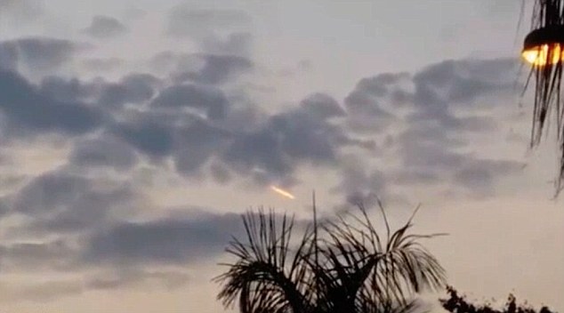 Video: Vệt sáng cam bí ẩn trên bầu trời Australia - 1