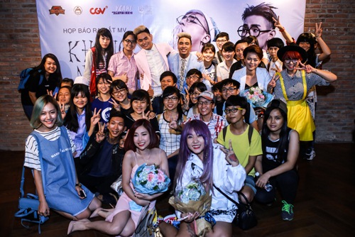 Khởi My xì-tin, Thủy Top kín đáo đến mừng Tăng Nhật Tuệ - 11