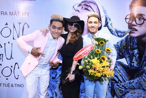 Khởi My xì-tin, Thủy Top kín đáo đến mừng Tăng Nhật Tuệ - 6