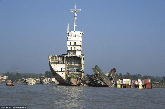 Khu phá dỡ tàu Chittagong ở Bangladesh là nơi cập bến cuối cùng của nhiều tàu lớn hết sử dụng.