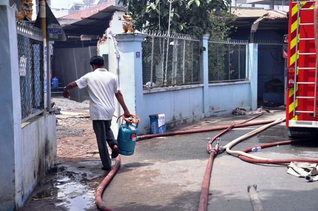 TP.HCM: Cháy lớn, thiêu rụi công ty may - 3