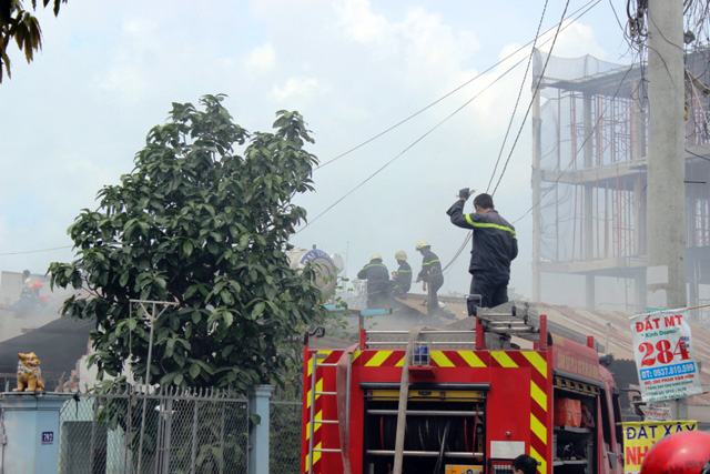TP.HCM: Cháy lớn, thiêu rụi công ty may - 4