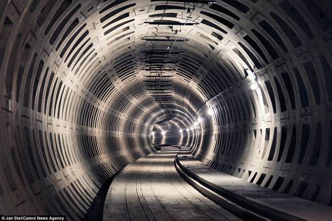 Đường hầm dành cho tàu điện ngầm bị bỏ hoang suốt nhiều năm ở Premetro, Bỉ.