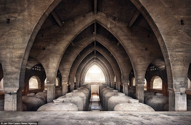 Nắng sớm chiếu sáng những khối kiến trúc bằng đá lạnh lẽo trong nhà thờ de Vino ở Tây Ban Nha.