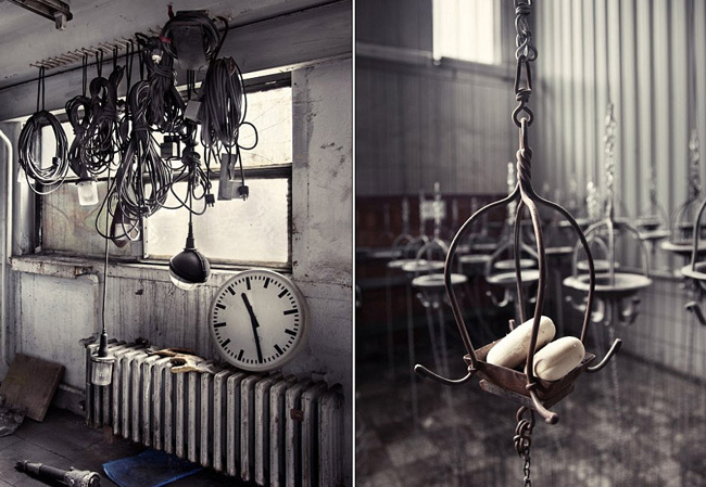Dây điện và những chiếc lồng sắt han gỉ treo trên trần trong một nhà máy đã ngừng hoạt động nhiều năm ở Đức.