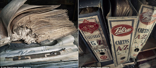 Những tập tài liệu cũ đã chuyển màu trong nhà máy dệt bỏ hoang ở Tây Ban Nha.