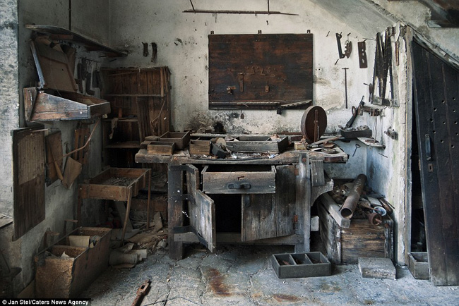 Dụng cụ bằng sắt bị han gỉ không được dọn dẹp trong một nhà máy dệt may ở Tây Ban Nha.