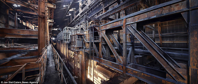 Nhiếp ảnh gia Jan Stel ghi lại hình ảnh những khối sắt bị ăn mòn do bỏ không trong một nhà máy ở Châu Âu.