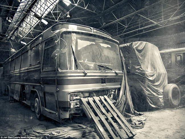 Những chiếc xe buýt hỏng nát sau nhiều năm không sử dụng ở Pháp.