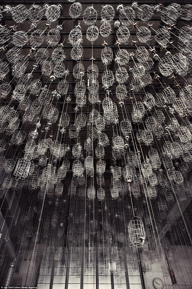 Hàng trăm chiếc lồng sắt được treo trên trần trong một mỏ than hoang vu ở Đức.