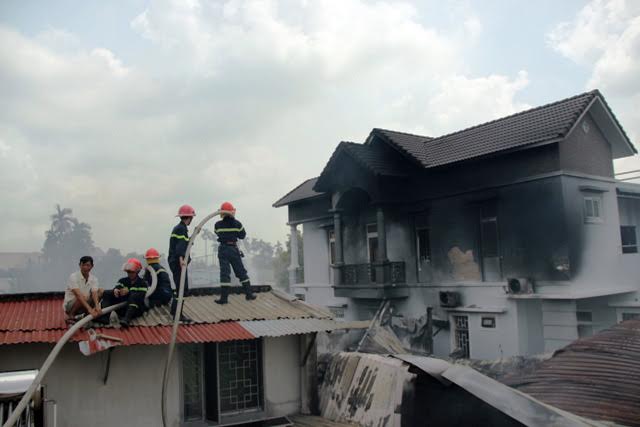 TP.HCM: Cháy lớn, thiêu rụi công ty may - 6