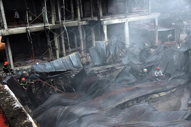 TP.HCM: Cháy lớn, thiêu rụi công ty may - 8