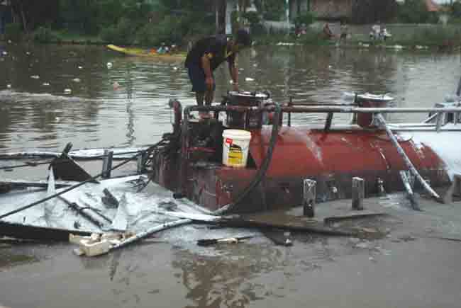 Cà Mau: Ghe chở 20.000 lít dầu phát nổ trên sông - 1