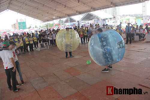 Sinh viên thích thú với đường chạy vượt chướng ngại vật - 12