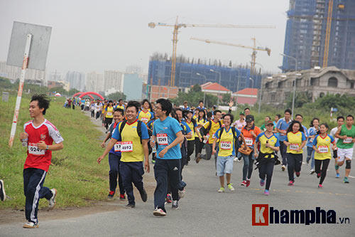Sinh viên thích thú với đường chạy vượt chướng ngại vật - 2