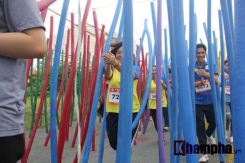 Sinh viên thích thú với đường chạy vượt chướng ngại vật - 3