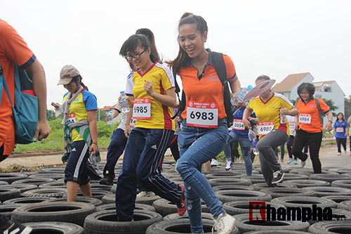 Sinh viên thích thú với đường chạy vượt chướng ngại vật - 4