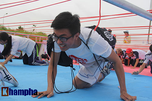 Sinh viên thích thú với đường chạy vượt chướng ngại vật - 5