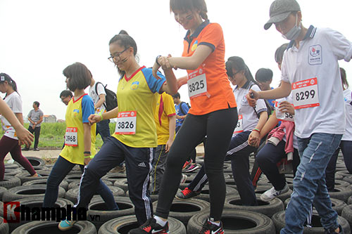 Sinh viên thích thú với đường chạy vượt chướng ngại vật - 6