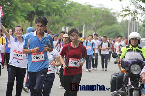 Sinh viên thích thú với đường chạy vượt chướng ngại vật - 7