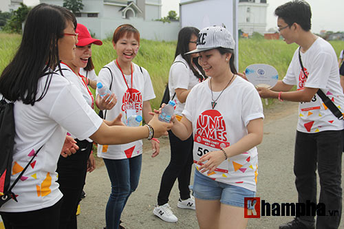 Sinh viên thích thú với đường chạy vượt chướng ngại vật - 8