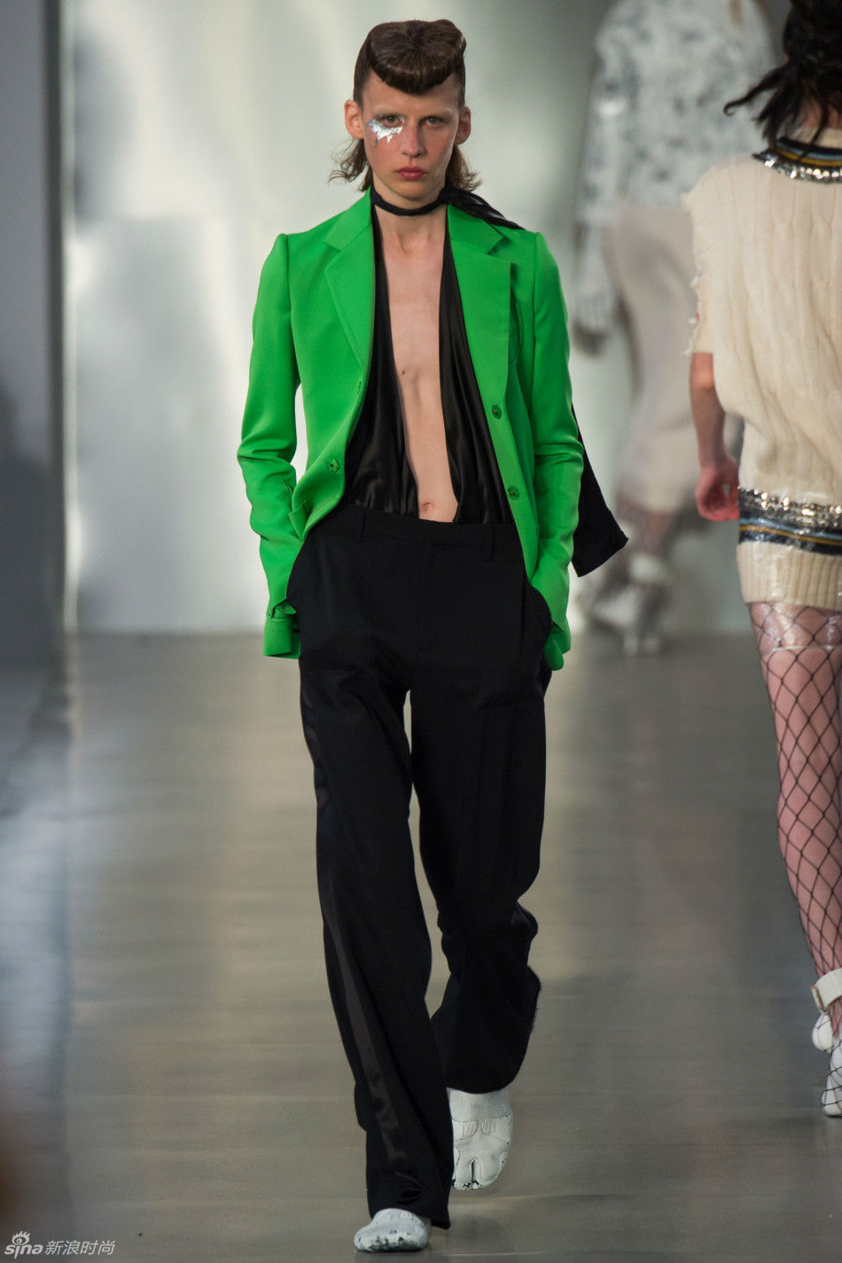 Bất ngờ mẫu nam gầy đét sàn diễn của Maison Margiela - 4