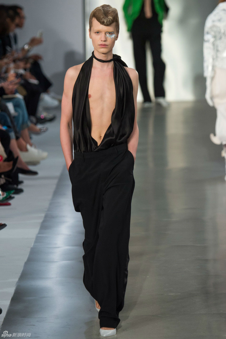Bất ngờ mẫu nam gầy đét sàn diễn của Maison Margiela - 3