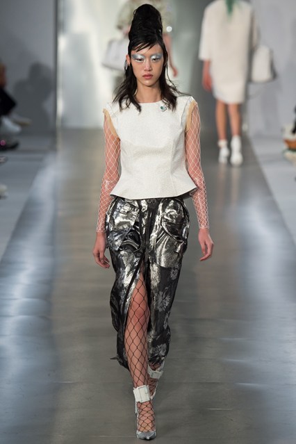 Bất ngờ mẫu nam gầy đét sàn diễn của Maison Margiela - 2