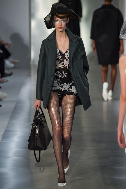 Bất ngờ mẫu nam gầy đét sàn diễn của Maison Margiela - 4