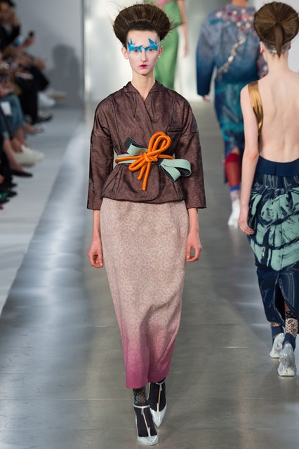 Bất ngờ mẫu nam gầy đét sàn diễn của Maison Margiela - 6