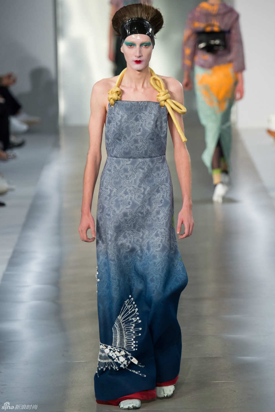 Bất ngờ mẫu nam gầy đét sàn diễn của Maison Margiela - 5