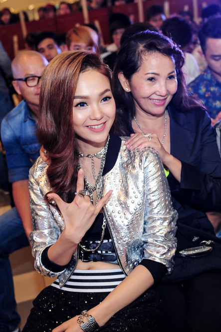 5 mỹ nhân Việt có mẹ trẻ đẹp như... chị gái - 7