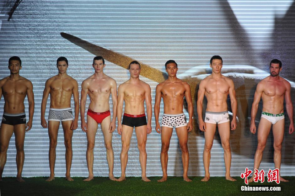 Nhà vô địch cầu lông thế giới gợi cảm với nội y - 3