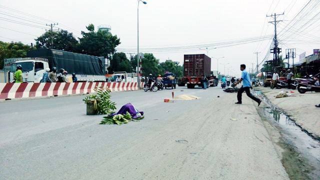 Né xe tải bên đường, một phụ nữ bị container cán tử vong - 1