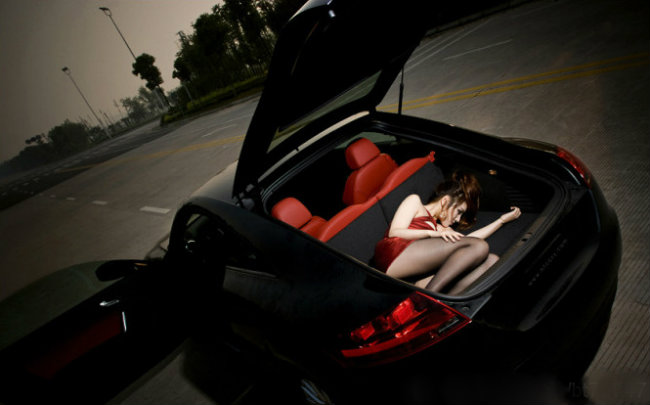 Người đẹp quyến rũ "ngủ quên" trong cốp xe Audi TT.