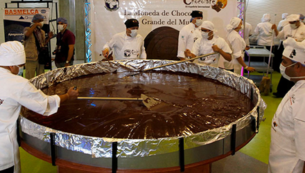 Kỷ lục thế giới: Đồng xu chocolate nặng 1 tấn - 1