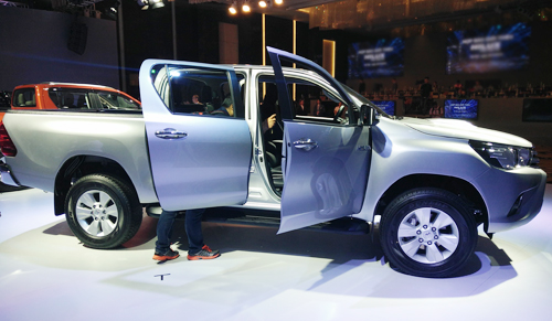 Ra mắt xe bán tải toyota hilux 2015 có bản số tự động