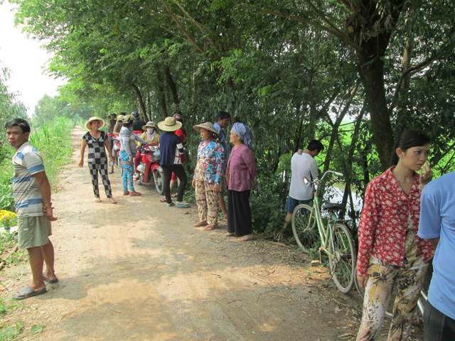 Chồng quật mồ vợ, ném hài cốt xuống rạch - 2